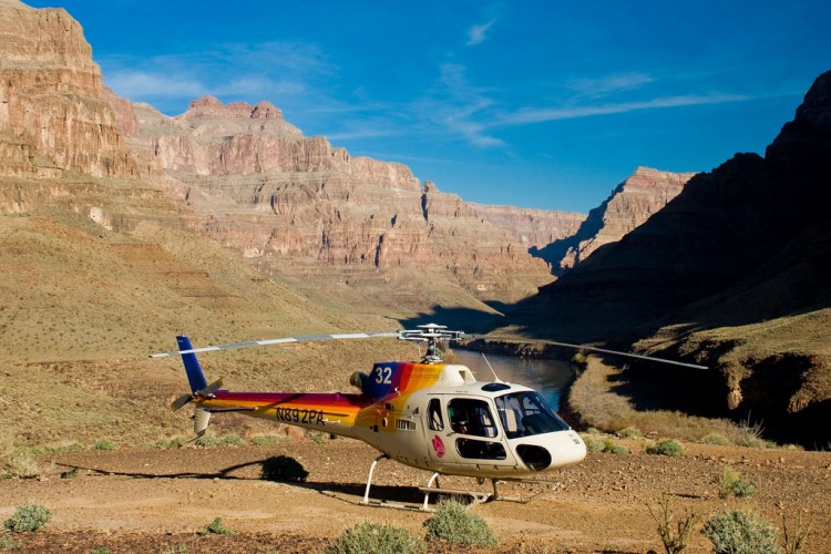 Para Um Salto No Grand Canyon Usando Motos