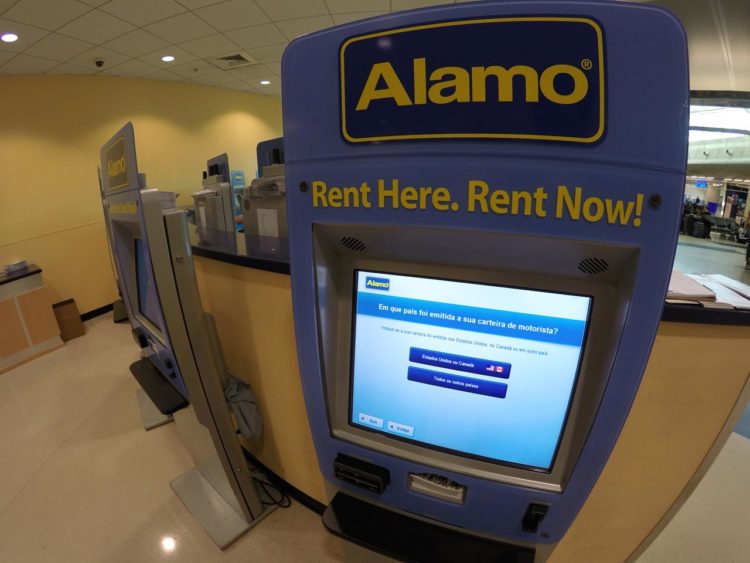 Carro em Miami: guichê eletrônico da Alamo no aeroporto de Miami