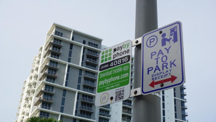 Carro em Miami: plcas indicando pagamento de parquímetro via app