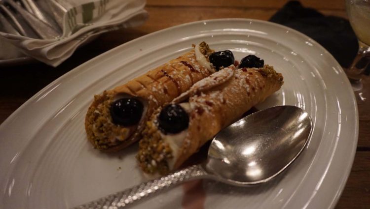 Cannoli com cobertura de pistache, ricota doce, chocolate e berries