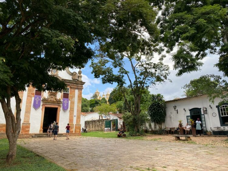 Nossa Senhora do Rosário em Tiradentes com a Igreja de Santo Antônio ao fundo