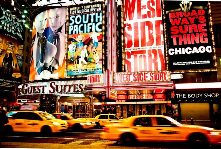 Propagandas dos musicais da Broadway em Times Square