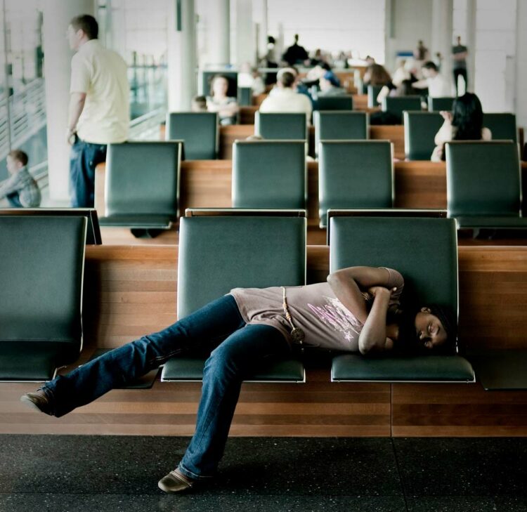 É possível dormir em um aeroporto?