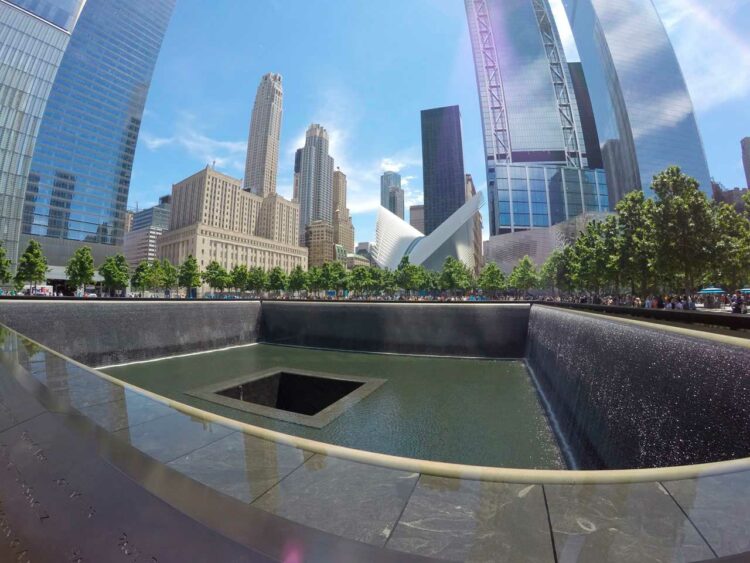 Westfield World Trade Center visto das piscinas da Memorial Plaza