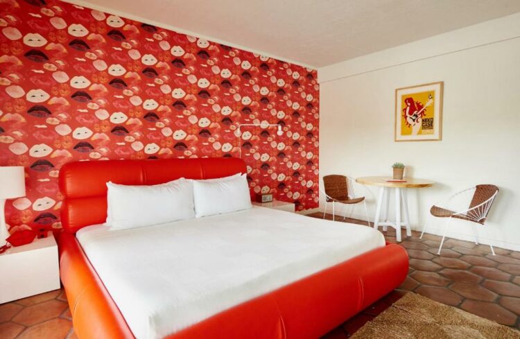 Austin Motel: quarto com uma cama king e duas camas queen