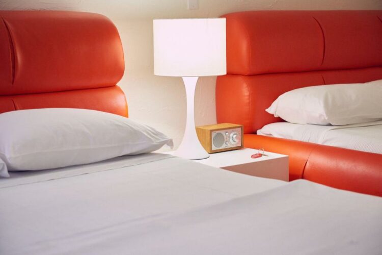 Austin Motel: quarto com uma cama king e duas camas queen