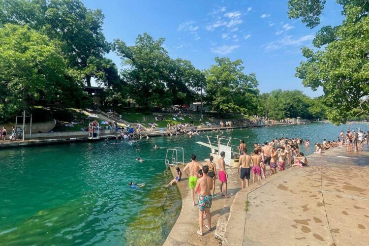 O que fazer em Austin: a piscina natural Barton Springs Pool em Zilker Park
